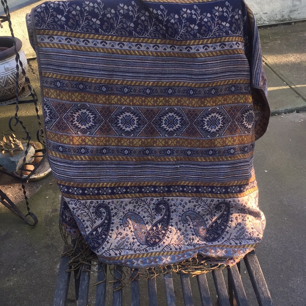 Beautiful patterned scarf - Picture 3 of 4